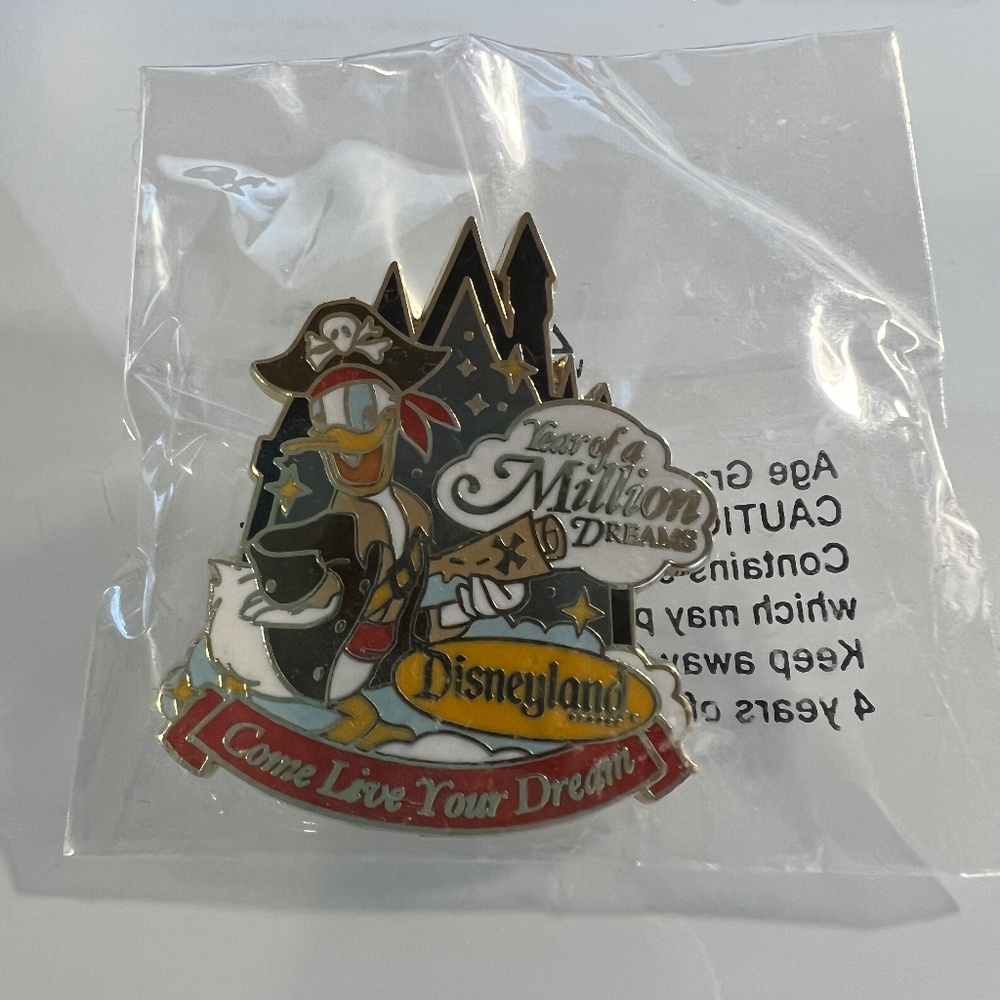 Exclusive Disney pin, Donald Duck Pirate new